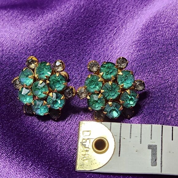 Vtg 1940s Emerald Green Rhinestone Cluster W/Smokey Accent Screw Back Earrings - Picture 8 of 9